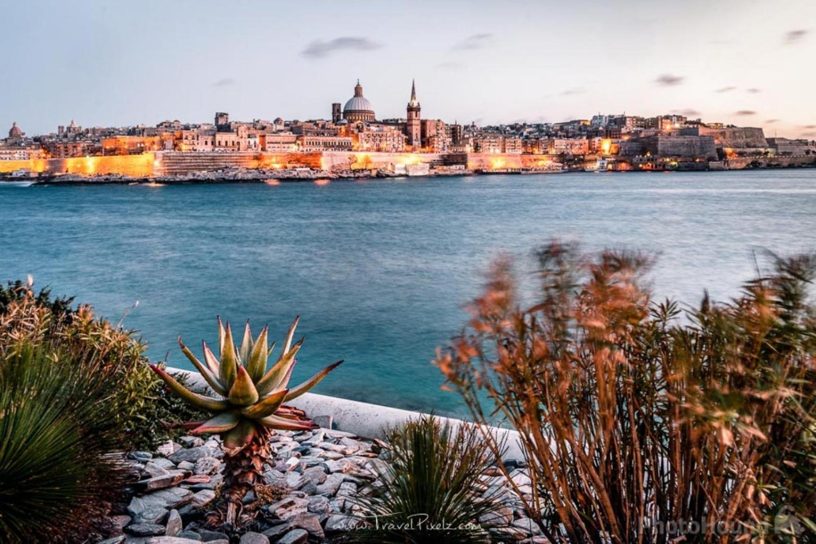 Exceptional 3-Bedroom Apartment, Sliema - Tigne Point! Екстериор снимка