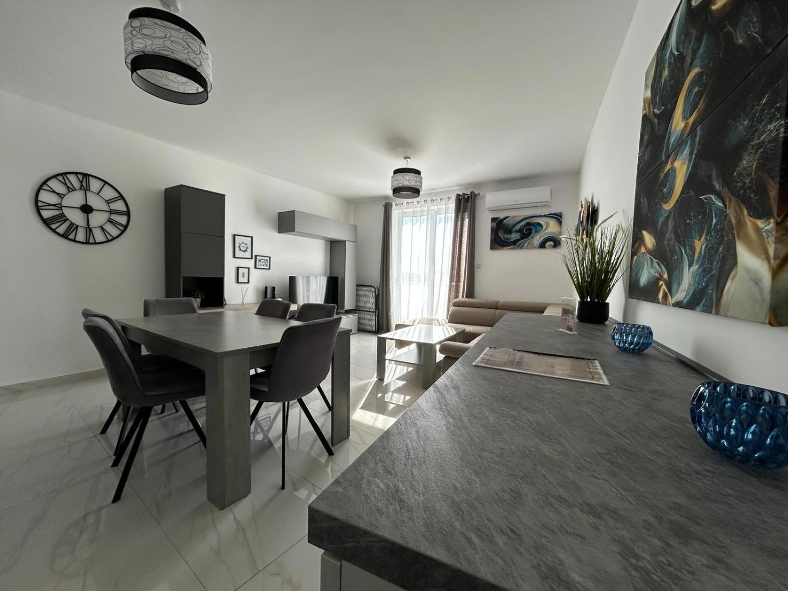 Exceptional 3-Bedroom Apartment, Sliema - Tigne Point! Екстериор снимка